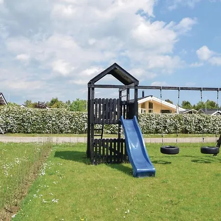 Three-bedroom Holiday In Juelsminde *